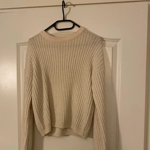 Stickad tröja från NA-KD - Stickad vit/beige tröja i storlek Xs från NA-KD säljes pga att den inte kommer till användning längre 🤎 DM för fler bilder eller frågor 😊