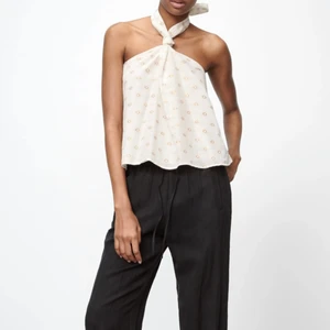 Halterneck topp ZARA - Super snygg topp från Zara som tyvärr var för stor för mig. Tröjan är slut i strl M på hemsidan. Frakt ingår inte☺️😁