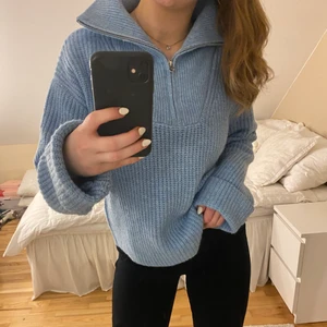 Blå stickad tröja - Jättefin och mysig stickad tröja från BikBok i storlek S! I princip helt oanvänd. Inte alls stickig i materielet.