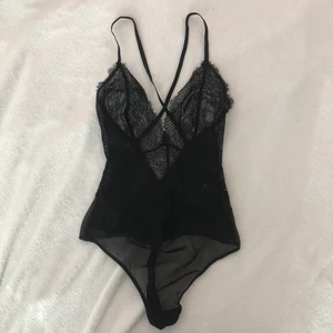 Svart body  - Spetsbody i storlek xs, endast provad i nyskick!