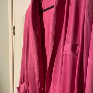 Rosa kavaj  - Säljer min second hand shoppade kavaj, passar både S och M 🤎 Dm för fler bilder eller frågor 😊