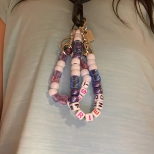 Best friend nyckelringar - Två nyckelringar med motiv best friend färg: lila rosa vit blå🤍