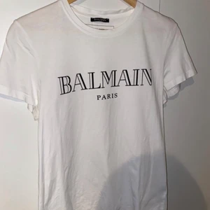 Balmain tshirt storlek S - Balmain tshirt köpt för 3100 använd fåtal gånger, skick 10/10