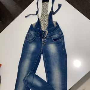 Defile bodysuit  - Super cool bodysuit har aldrig använt …!!! Djupblå med fina detaljer!!! 💙💙💙 