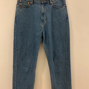 Weekday jeans  - Weekday Galaxy jeans i storlek 30/32. Det är i bra skick och har använt dem några få gånger. Dock har de ett litet hål på insidan av låret som ej syns varken framifrån eller bakifrån:) För fler bilder eller information kan ni kolla på weekdays hemsida.