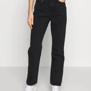 Weekday jeans - Säljer mina weekday jeans i modellen Rowe. Dom är i storlek 25/32 men fick dom uppsydda till 25/30. Dom är i väldigt bra skick. Köptes för 500kr och säljer dom för 250 + frakt❣️ skriv för info eller bilder