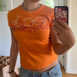 Orange t suger med tryck  - Jättesnygg orange tshirt med tryck! 