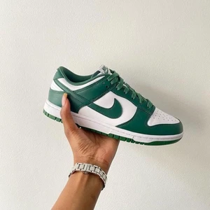 Dunk Low Michigan State Green🌲 - Dunk Low Michigan State Green🌲  Tillgängliga storlekar⬇️  • EU37,5 • EU41 • EU42,5 • EU44 • EU45 • EU45,5   • Pris från 3999kr Fri frakt   • Skriv till oss i dm om din storlek saknas   • Vi nås genom dm för eventuella frågor eller funderingar!  #erisneakers 