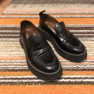 Svarta loafers storlek 38, i använt skick