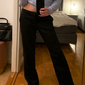 Lågmidjade kostymbyxor💋 - Jättesnygga lågmidjade kostymbyxor som tyvärr är för stora för mig. Brukar vanligtvis ha S på byxor, men skulle säga att dessa passar folk med M😙💋