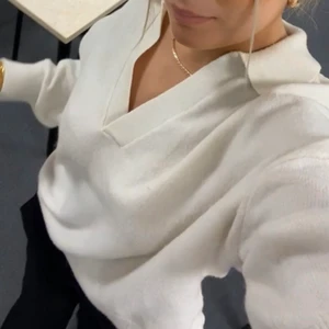 Tröja - Stickad tröja från hm med krage. Superfin men använder inte. Lite kortare i armarna!