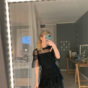 Svar spetsklänning - En fin svart klänning från sisters point, använd endast 2 ggr