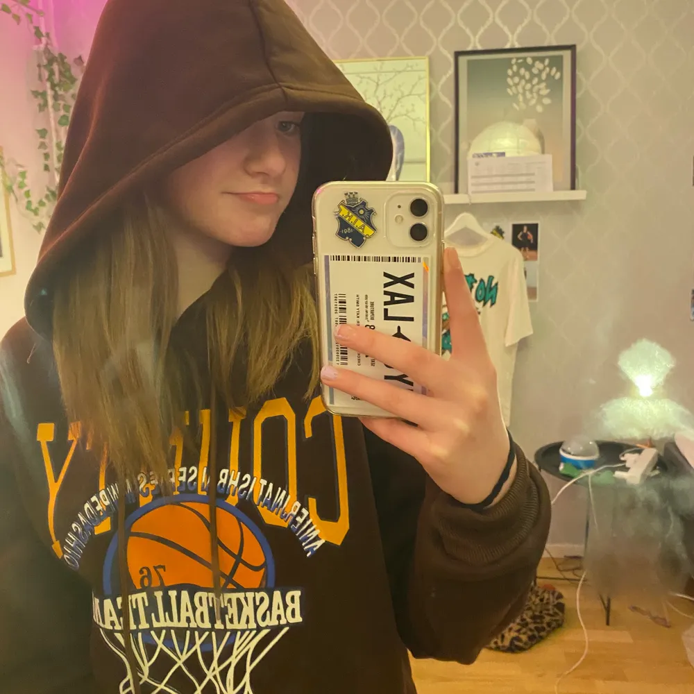 Säljer nu denna bruna baskethoodie från Shein, den är i storlek L 💗 den är köpt för 139kr men säljer nu för 50kr. Hoodies.