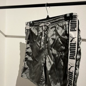 Puma Shorts Strl L? - Tror det år storlek L. Söndrig snörning. 1x grå och 1x svarta