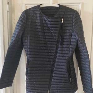 Moncler - Superfin moncler jacka i toppen skick!  Jättebra passform då den är figursydd , kan skicka bild vid förfrågan. Säljs Pga jag ej får användning för den, och kvitto finns även. Köpt för 9500kr på FarFetch & säljs för 4500, kan ändras vid snabb affär! Möts antingen upp i malmö eller skickas, leveranskostnader tas då. Slutsåld iprincip överallt