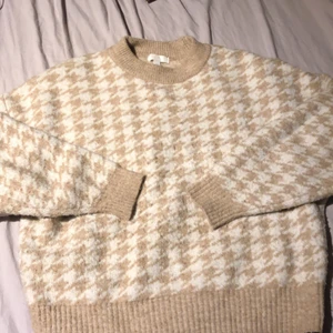 Stickad tröja, storlek M - Stickad tröja. Storlek M men väldigt stor för storleken hade passat L också.