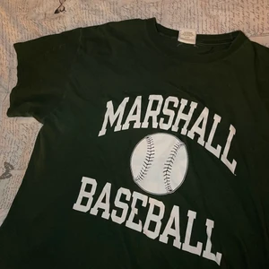 mörkgrön vintage tshirt - Vintage T-shirt från champion köpt på beyond retro. Helt felfri, trycket har inte spruckit eller något sånt. Storlek XL. Köparen står för frakten.