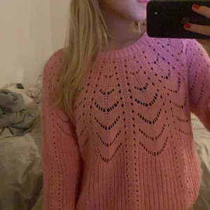 ljusrosa stickad tröja - En av mina absoluta favorittröjor som söker ny ägare! Köpt för 700kr i Spanien 