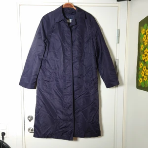 Stor och varm jacka  - Svart jacka! Den är stor och varm, ordentligt fodrad och lång. Märkt som 40, funkar dock bra som lite oversize om en har en mindre storlek🌬️
