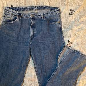 Blå jeans med slits, från monki original pris 400kr och jag säljer för 100kr+frakt. Storlek 36. 