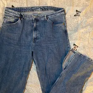 Blå jeans med slits, från monki original pris 400kr och jag säljer för 100kr+frakt. Storlek 36. 