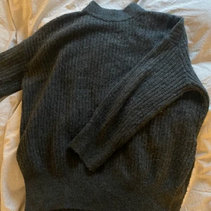 Stickad tröja  - Jätte mysig stickad mörkgrå tröja, knappt använd och är i nyskick! 