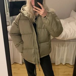 Jacka - Fin beige jacka från H&M. Några små defekter men inget som man tänker på. (Se sista bild)