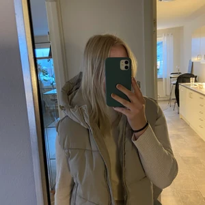 Väst Zara - Superfin och tjock väst som köptes här på Plick, men tyvärr inte kommit till användning så därför säljs den. Köptes för 500 så säljer för 200. Startar budgivning om fler är intresserade 🤎