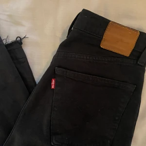 Levis Ribcage Straight Svarta - Jag säljer dessa snygga byxor pga att dem är för korta för mig som är 177. Jag har sprätt upp nederdelen för att få dem lite längre vilket gör att dem har fransar nedtill men dat kan man kan klippa bort (kan skicka bild om det behövs). Helt svarta i färgen och inte så urtvättade för har inte använt så flitigt.💜💜 Skicka för mer frågor:) Priset kan diskuteras, köpta för 1199kr