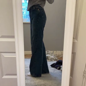 Jeans - Ett par mörkblå junkyard jeans i storlek 24! Använda ett fåtal gånger, som nya! Nypris 499kr, jag säljer för 250kr + frakt!💓