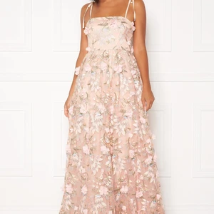 Balklänning - Säljer denna somriga balklänningen från Moments New York i storlek 36! Kom tyvärr aldrig till användning så alla prislappar finns kvar! Köpt på Bubbleroom för 3499kr och säljer för 1600kr! 