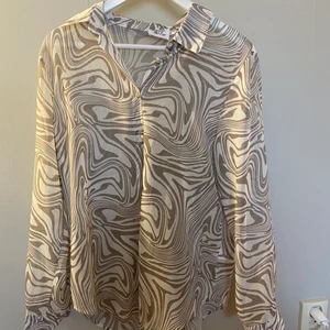 Mönstrad blus - Mönstrad blus från polly prinsess. Oanvänd. Storlek 40. Säljer för 120kr + frakt. Totalpris: 172kr