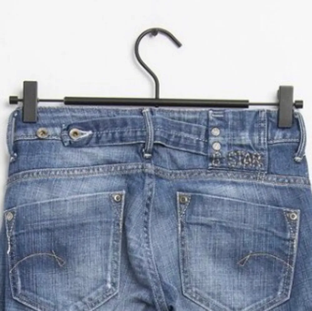 Säljer dessa super fina jeans från Gstar för att dom inte riktigt passar mig:/ Super fina detaljer i bak!💕. Jeans & Byxor.