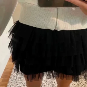 Svart kjol - Säljer denna kjol pga inte kommer till användning längre💗