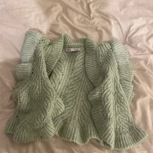 Stickad väst från zara - Säljer min fina ljusgröna kofta från zara, den är i fint skick! Storleken passar dom flesta💕
