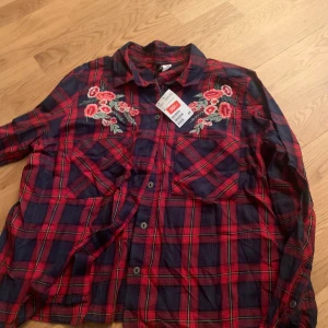 Cool tröja med detaljer - Oanvänd