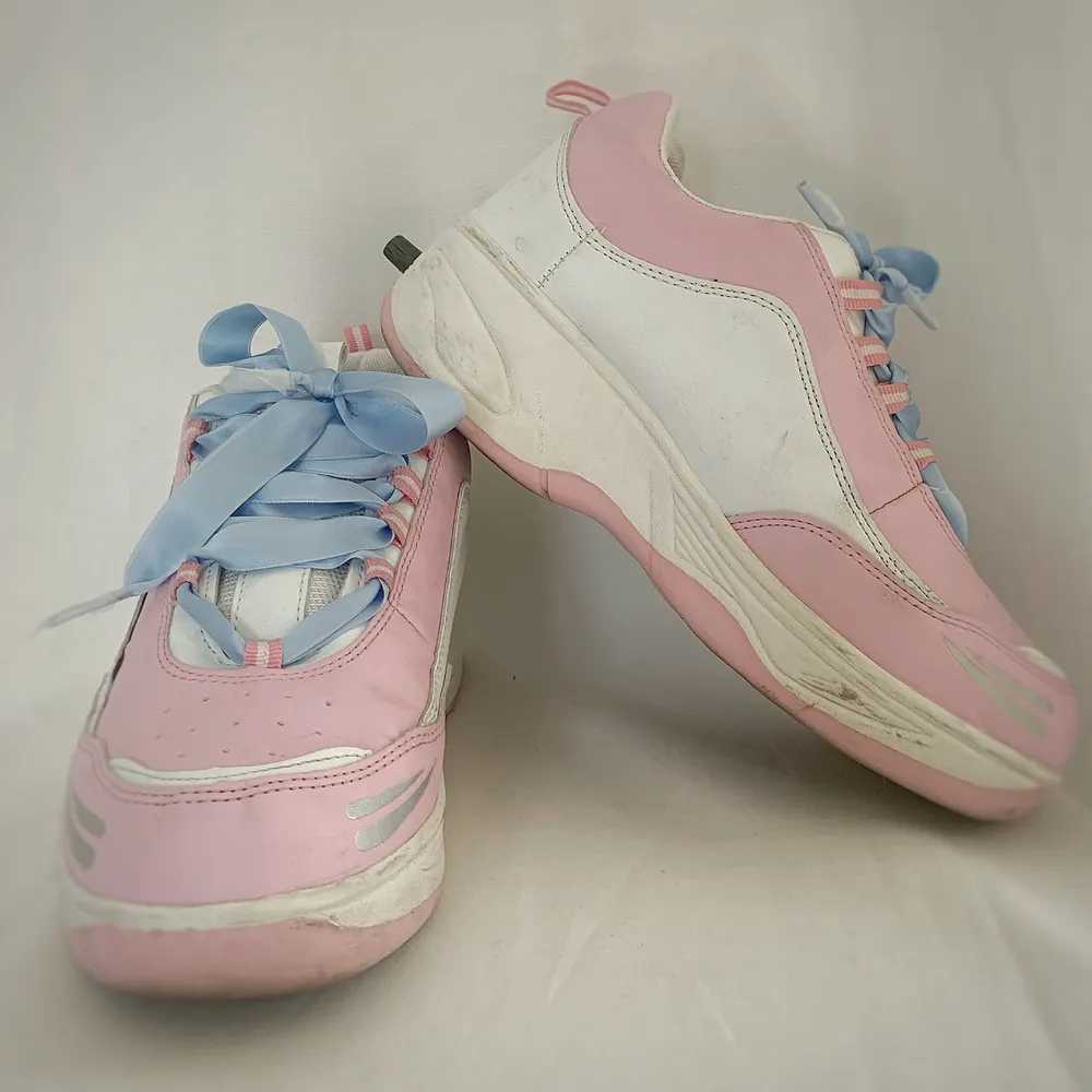 Size 38, vegan leather sneakers with wheels in heels. White and pink with baby blue silky shoe laces. Comes with white shoe laces as well.. Skor.