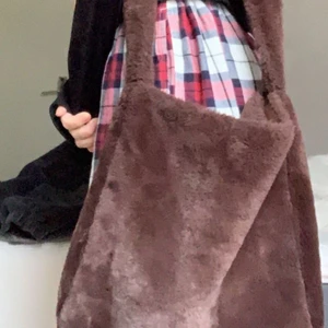 Brun fluffig axelväska - En jättefin brun och fluffig axelväska som jag köpt från hm för inte så länge sedan. Inga skador, säljer pga att jag har för många väskor och denna kommer inte till änvändning så mycket längre! Skriv om ni har frågor:)