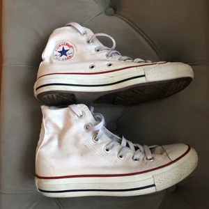 Vita converse  - Vita höga converse i storlek 36. Skorna är i fint skick, har en liten fläck på sidan (se bild 3) men inget man tänker på när man har på sig dem. Bakpå har tycker rubbats bort lite, hör av dig för bild😋 Köparen står för frakt❤️