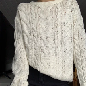 Stickad tröja  - Kabelstickad tröja i vitt. Använd väldigt lite
