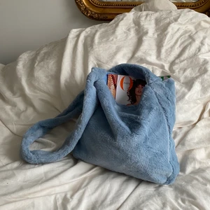 Väska - Säljer denna blåa, otroligt mjuka väskan! Från H&M, aldrig använd. Sjuk snygg och tillräckligt stor för att kunna ha den till skolan osv. 