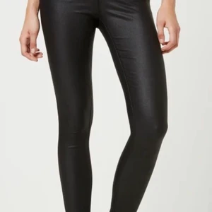 Skinnbyxor - Skinnbyxor från Vero Moda!! Så coola och snygga men tyvärr för små för mig😩 Skönt material som formar sig efter kroppen! Använda men ändå i fint skick 🥰🥰  Köpta för 700kr!!! Säljer för 250+ 66kr frakt (spårbart)