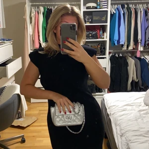 Silver väska  - Silvrig väska från verde. Både med långt och kort band. Helt oanvänd då jag glömt av att jag har den. Tar emot alla bud 💕