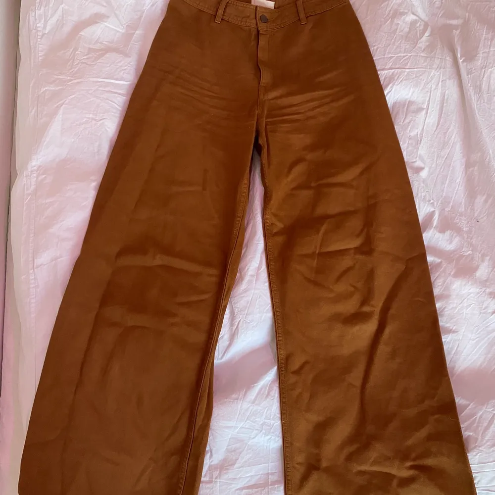 Knappt använda. Skitcoola bruna utåtsvängda jeans från h&m. Jättesköna storlek 38! Kan mötas upp i Sthlm annars står köparen för frakt :). Jeans & Byxor.