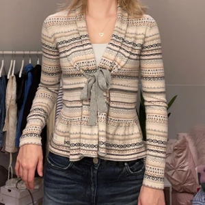 Odd Molly kofta - Stickad mönstrad kofta från Odd Molly i rosa, beige, vit och grå med volang ⭐️ köpare står för frakt, spårbar eller inte. Pris kan diskuteras 