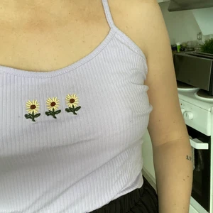 Supergulligt lila linne!  - Ett supergulligt sommarlinne i lila! (Färgen är mer som närbilden)! Storlek M! Använd fåtal gånger så i bra skick! Köparen står för frakten (66kr) 🥰