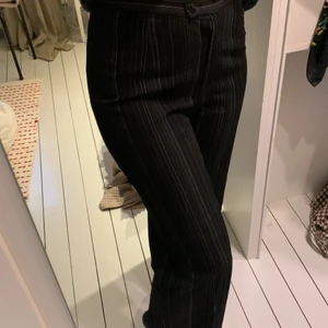 Svarta kostymbyxor med ränder  - Säljer super sköna svarta kostybyxor me ränder, taigor över rumpan o lösa i benen! Säljer pga att de är för korta för mig :(❤️