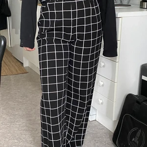 Rutiga byxor!  - Balla rutiga byxor i svart och vitt! Jättesköna med resår i midjan! Storlek L men passar även M! I bra skick! Köparen står för frakten (66kr) 🥰 