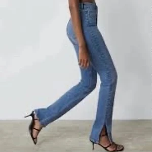 Zara Jeans med slits - Säljer mina trendiga jeans med slits från Zara!💞 Helt oanvända då de var för små för mig! Det är storlek 36 och passar bra i längden för mig som är 175cm! Säljer för 200kr kan tänka mig att diskutera de vid snabb affär!❤️‍🔥