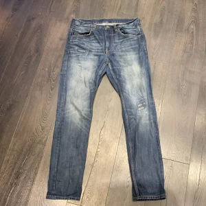Jeans lager 157 - Medelhöga i midjan, små detaljer på benen, tajta i låren men går ut nertill. Storlek W32/L32